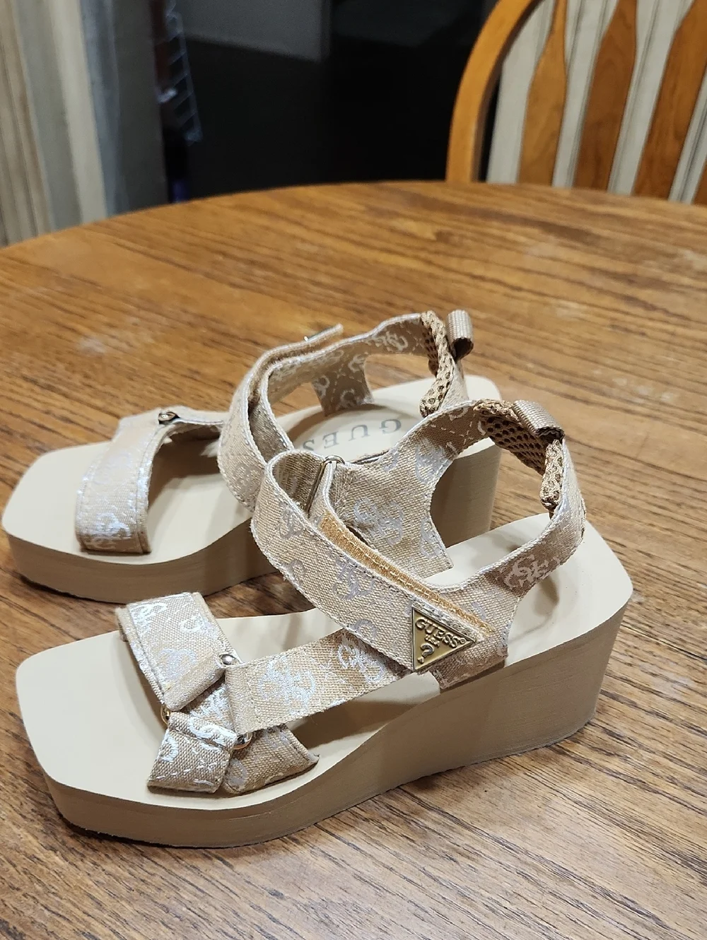 NEW Guess gwDaysa Wedge Sandals Size 7